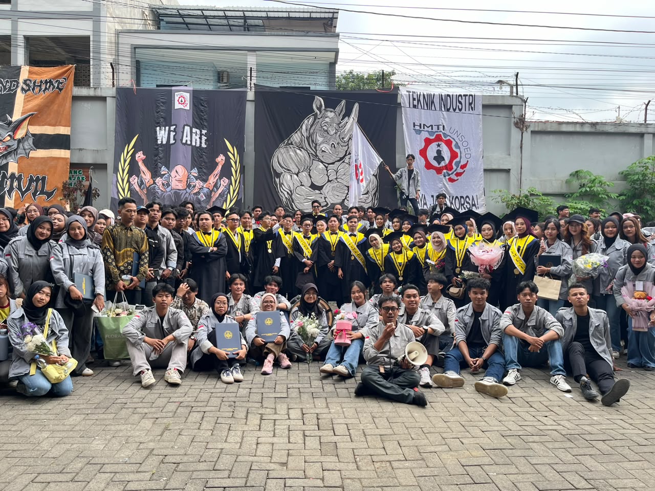Industri Wisuda 162 & 123
