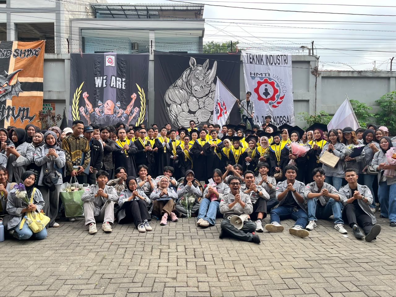 Industri Wisuda 162 & 123